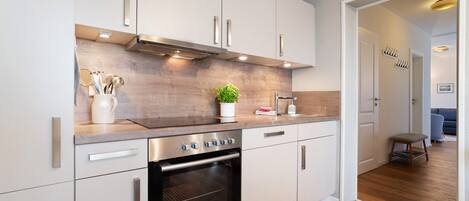 冷蔵庫、オーブン、コンロ、食器洗い機