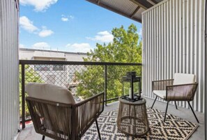 Property grounds - 2BR | Heart of DT, near Dallas Zoo & Museum (Dallas)