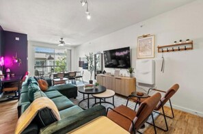 Living area - 2BR | Heart of DT, near Dallas Zoo & Museum (Dallas)