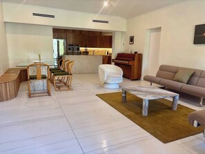 Living area - Miami Springs getaway (Miami Springs)