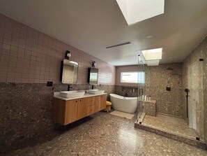 Shower, hair dryer, bidet, towels - Miami Springs getaway (Miami Springs)