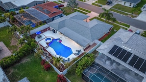 Et boligområde med swimmingpool, solpaneler og en velplejet græsplæne.
