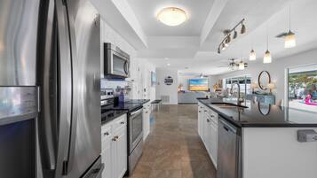 Mikrowelle, Ofen, Herdplatte, Geschirrspüler