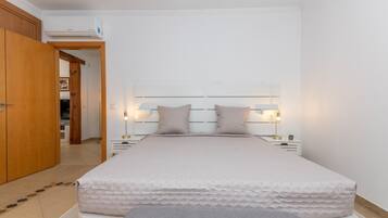 3 slaapkamers, een strijkplank/strijkijzer, internet, beddengoed