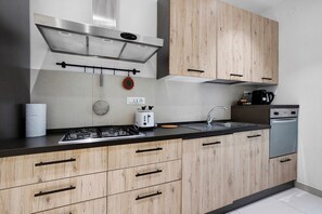 Fridge, oven, stovetop, dishwasher - Apartment 'Next Stop Cinque Terre, Wi-Fi and Air Conditioning' (La Spezia)