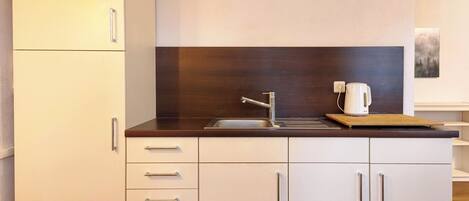 Kjøleskap, mikrobølgeovn, ovn og kokeplater