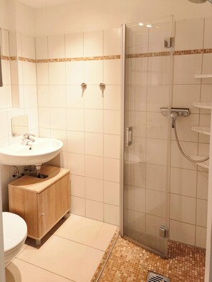 Shower, towels, toilet paper - Cozy guest house with parking lot, 30 min. to Berlin (Altlandsberg)