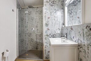 Shower, hair dryer, towels - 'Loft Fossati' Apartment with Wi-Fi and Air Conditioning (La Spezia)
