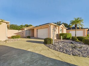 Exterior - Cozy Courtyard Villa with Pool in De La Vista (The Villages)