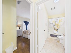 Shower, towels, soap, shampoo - Cozy Courtyard Villa with Pool in De La Vista (The Villages)