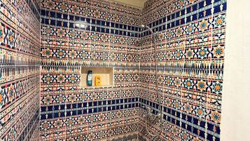 SĂšche-cheveux, serviettes fournies, savon