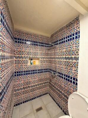 SĂšche-cheveux, serviettes fournies, savon