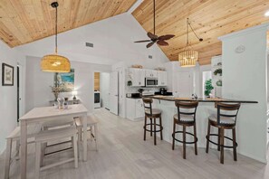Dining - Vitamin Sea-Mid Term Rental-Pet Friendly-Destin (Destin)
