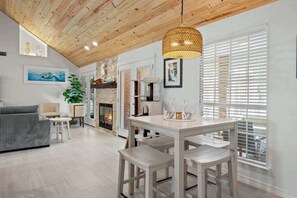 Dining - Vitamin Sea-Mid Term Rental-Pet Friendly-Destin (Destin)