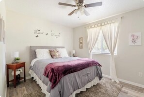 3 bedrooms, desk, iron/ironing board, travel cot - Charming 3-bedroom 2 bath home with AC in St. Augustine (St. Augustine)