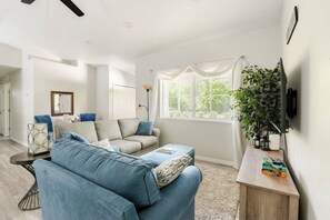 Smart TV, fireplace, table football, ping pong - Charming 3-bedroom 2 bath home with AC in St. Augustine (St. Augustine)