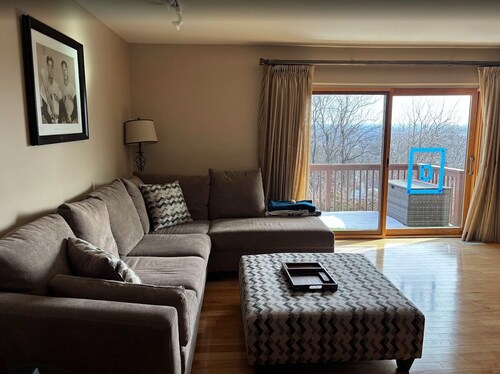 Spacious Townhome sleeps 12 in brilliant Hawthorne 14 miles from World Cup & NYC