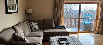 Spacious Townhome sleeps 12 in brilliant Hawthorne 14 miles from World Cup & NYC