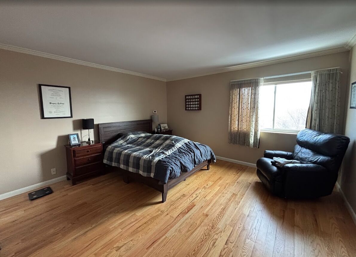 Een strijkplank/strijkijzer, wifi, beddengoed