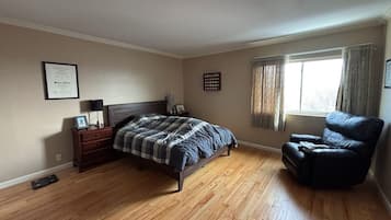 Een strijkplank/strijkijzer, wifi, beddengoed