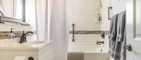 Serviettes fournies, savon, papier de toilette