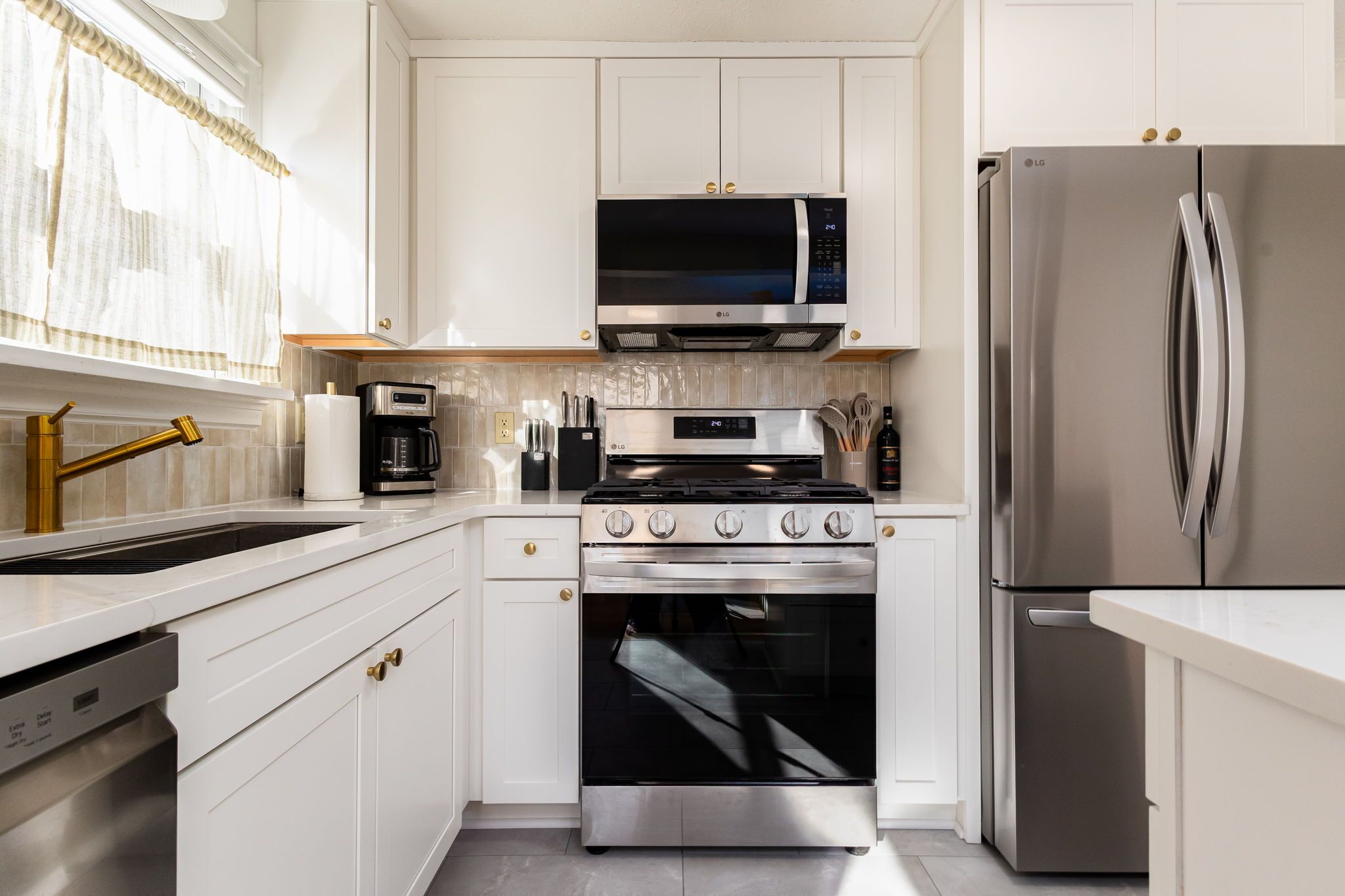 Een koelkast, een microgolfoven, een oven, een kookplaat