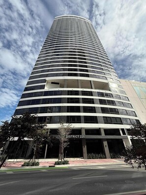 Exterior - FIFA Downtown Miami  Rooftop pool + Free Parking (Miami)