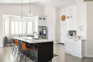 Fridge, microwave, oven, stovetop - Sandcastle House: Pool, Spa, Golf! (Queen Creek)