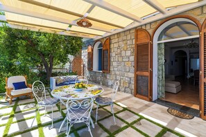 Outdoor dining - Casa Fortuna, Amalfi Coast (Campania)