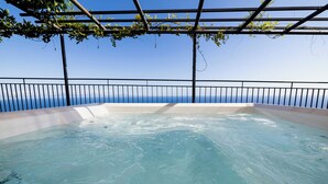Tinaco con vista despejada al océano y una pérgola metálica encima.