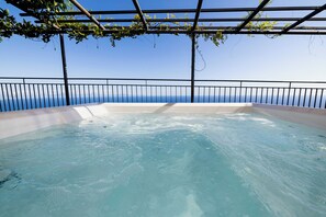 A hot tub with a clear view of the ocean and a metal pergola overhead. - Casa Fortuna, Amalfi Coast (Campania)