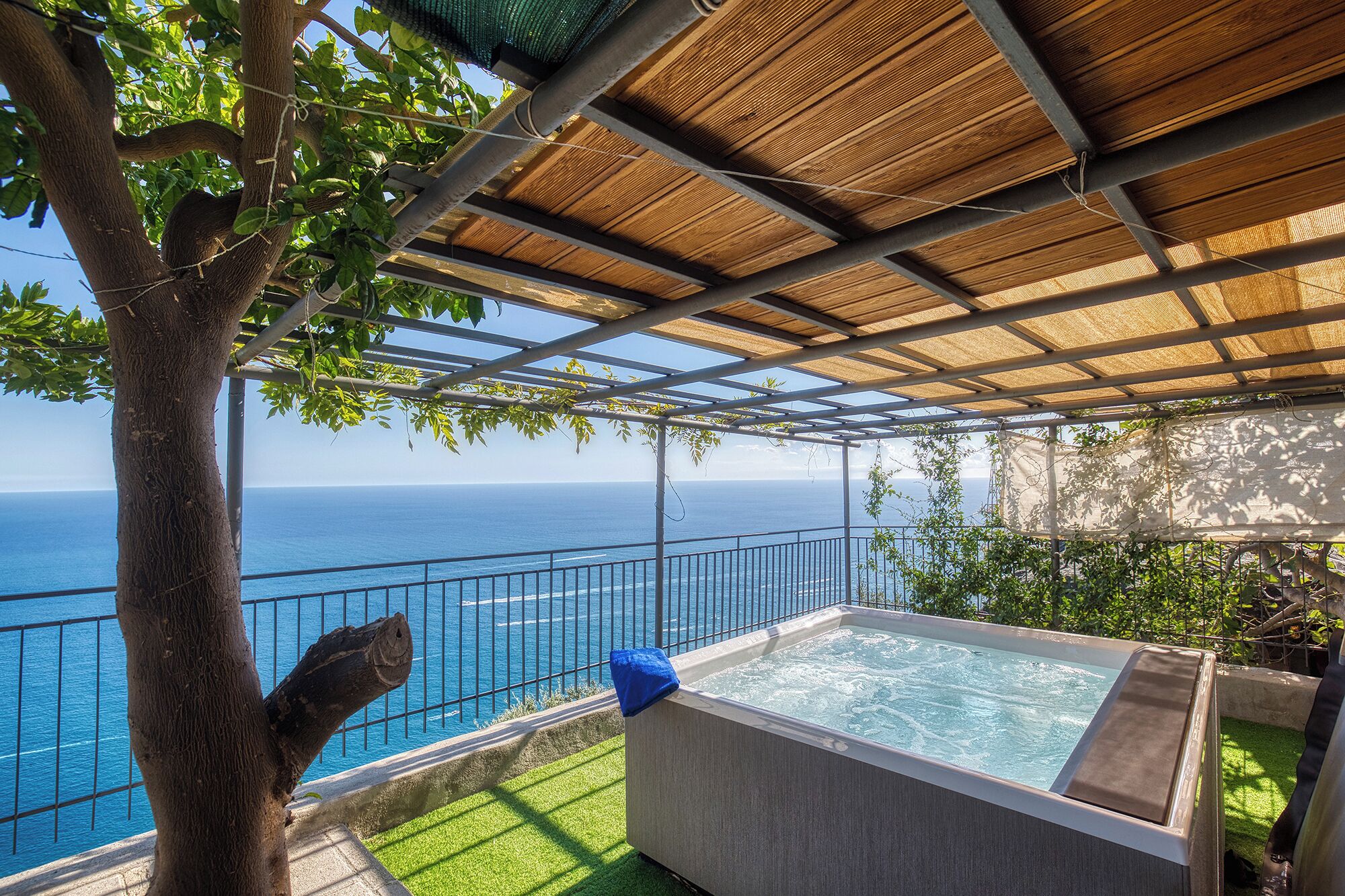 Bañera de hidromasaje al aire libre