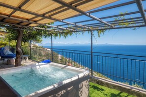 Outdoor spa tub - Casa Fortuna, Amalfi Coast (Campania)