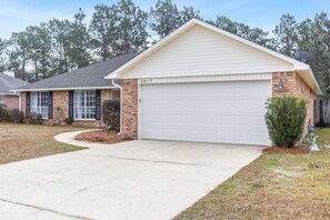 Exterior - Family & Friends Private Pool,Yard, mins to beach! (Pensacola)