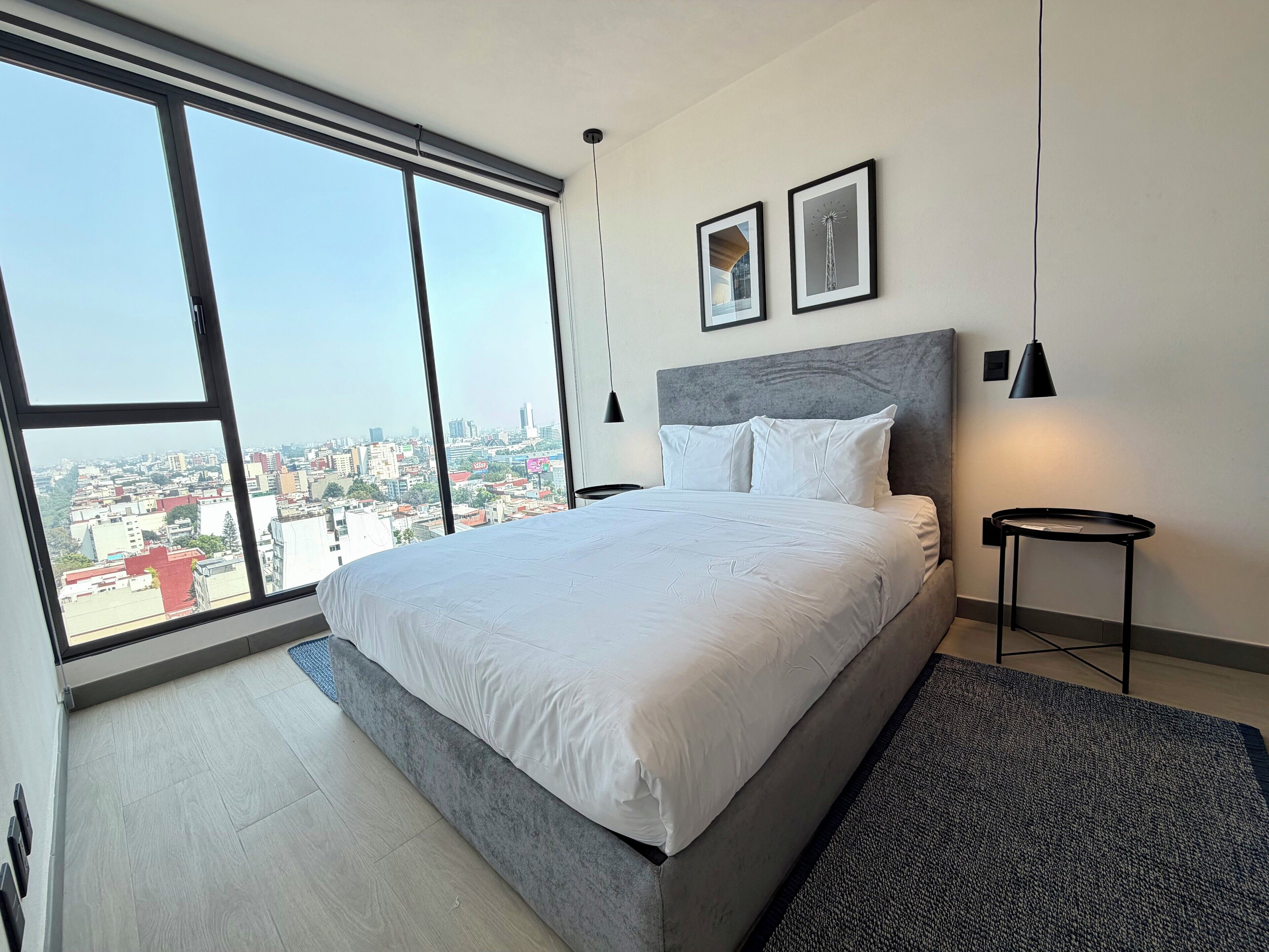 Departamento (1401) | Espacio para trabajar con laptop y tabla de planchar con plancha 