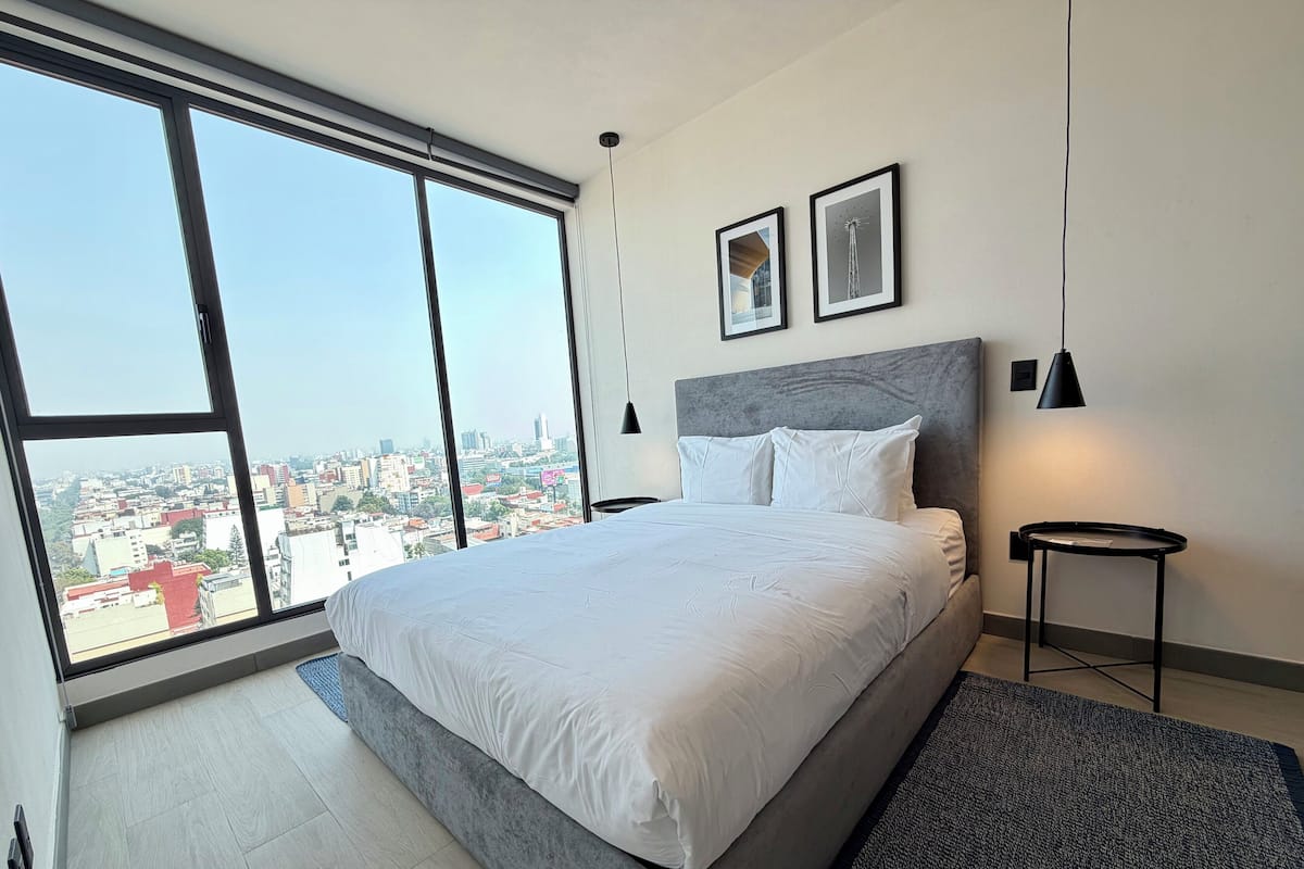 Appartement (1401) | Espace de travail pour ordinateur portable, fer et planche à repasser