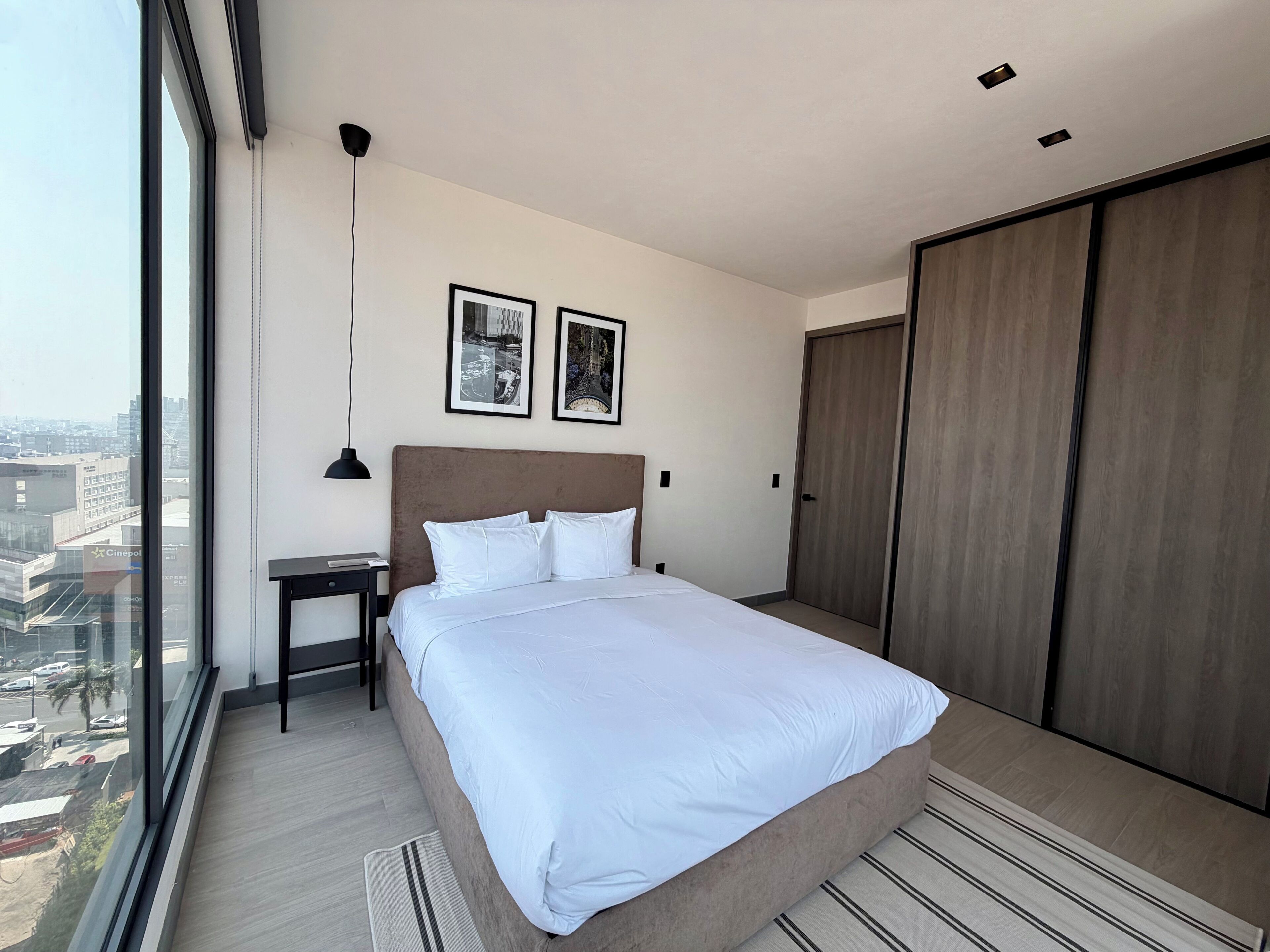 Departamento (1401) | Espacio para trabajar con laptop y tabla de planchar con plancha 