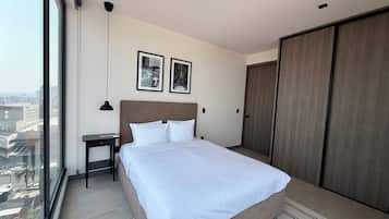 Departamento (1401) | Espacio para trabajar con laptop y tabla de planchar con plancha