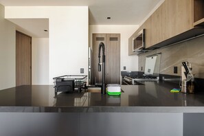 Apartamento (1401) | Cozinha privada | Geladeira, micro-ondas, cooktop, talheres/pratos/utensílios de cozinha