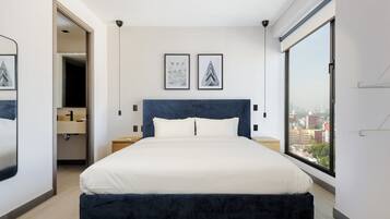 Huoneisto (1401) | Kannettavalle tietokoneelle sopiva työtila, silitysrauta/-lauta