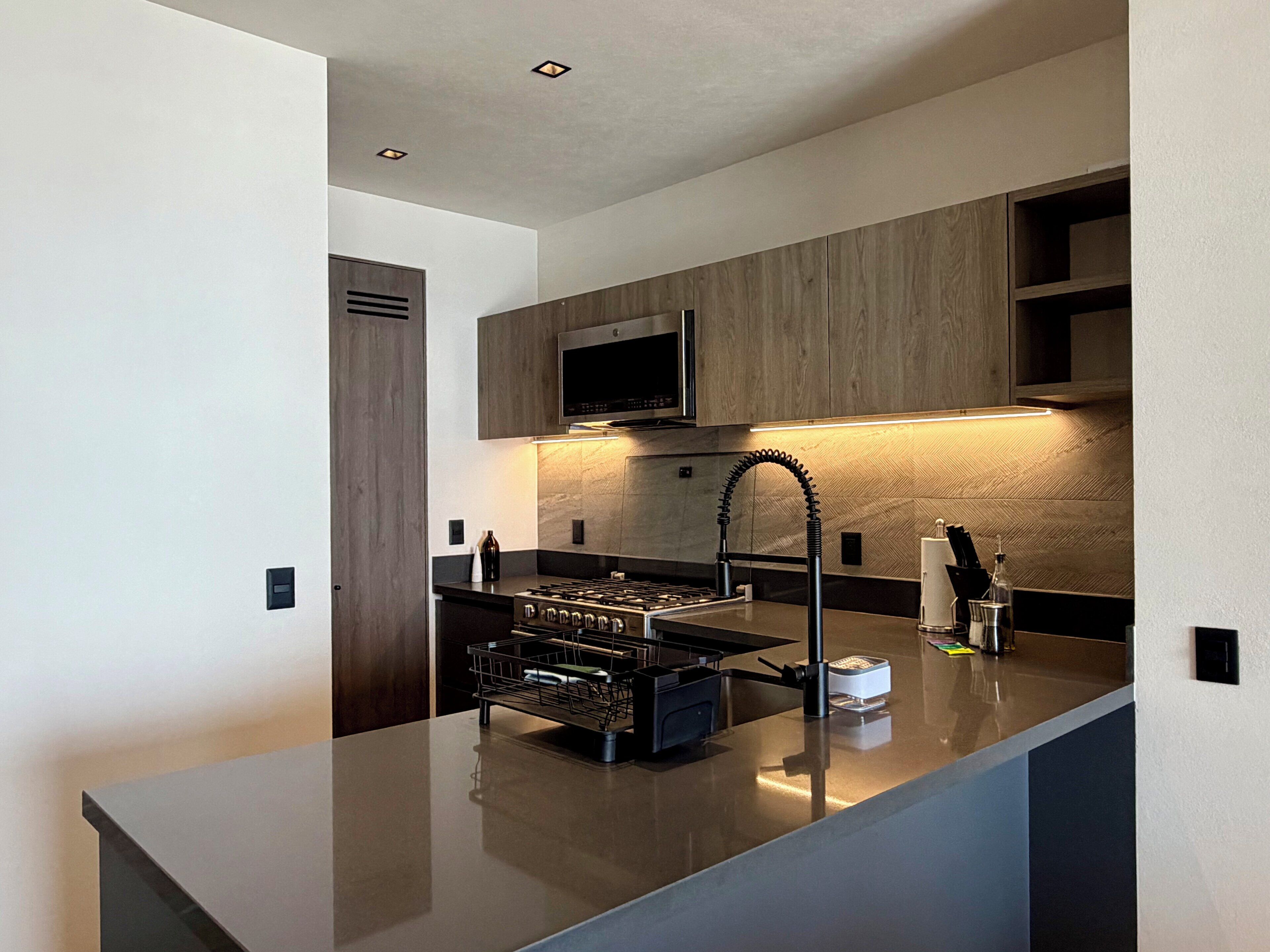 Departamento (1401) | Cocina privada | Refrigerador, microondas, parrilla de estufa y utensilios de cocina 