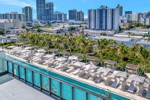Property grounds - Luxury 2BR/2BA  Ocean View, Pool & Gym (Miami Beach)