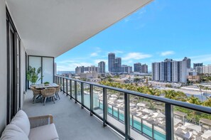 Outdoor dining - Luxury 2BR/2BA  Ocean View, Pool & Gym (Miami Beach)