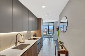 Private kitchen - Luxury 2BR/2BA  Ocean View, Pool & Gym (Miami Beach)