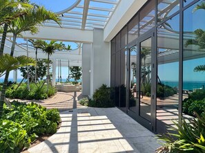 Terrace/patio - Luxury 2BR/2BA  Ocean View, Pool & Gym (Miami Beach)