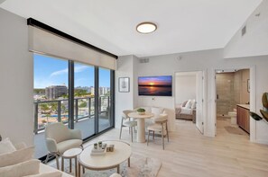 Smart TV - Luxury 2BR/2BA  Ocean View, Pool & Gym (Miami Beach)