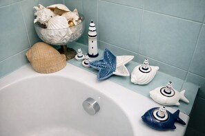 Shower, hair dryer, towels, soap - POP ART ROOM (Milano)