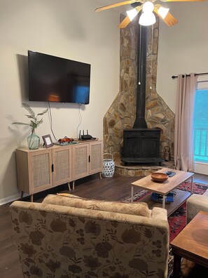 Living area - Cozy 1-bedroom chalet on the Black Warrior River in Tuscaloosa! (Tuscaloosa)