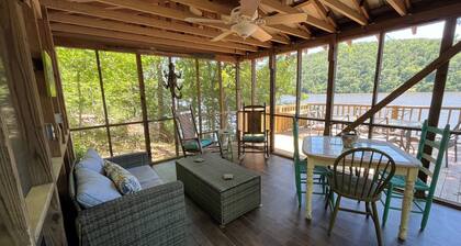 Cozy 1-bedroom chalet on the Black Warrior River in Tuscaloosa!