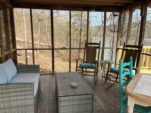 Living area - Cozy 1-bedroom chalet on the Black Warrior River in Tuscaloosa! (Tuscaloosa)